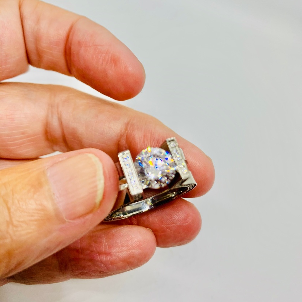 BEAUTIFUL & SPARKLY 💥 STEEL Tension-Set CZ Ring!!